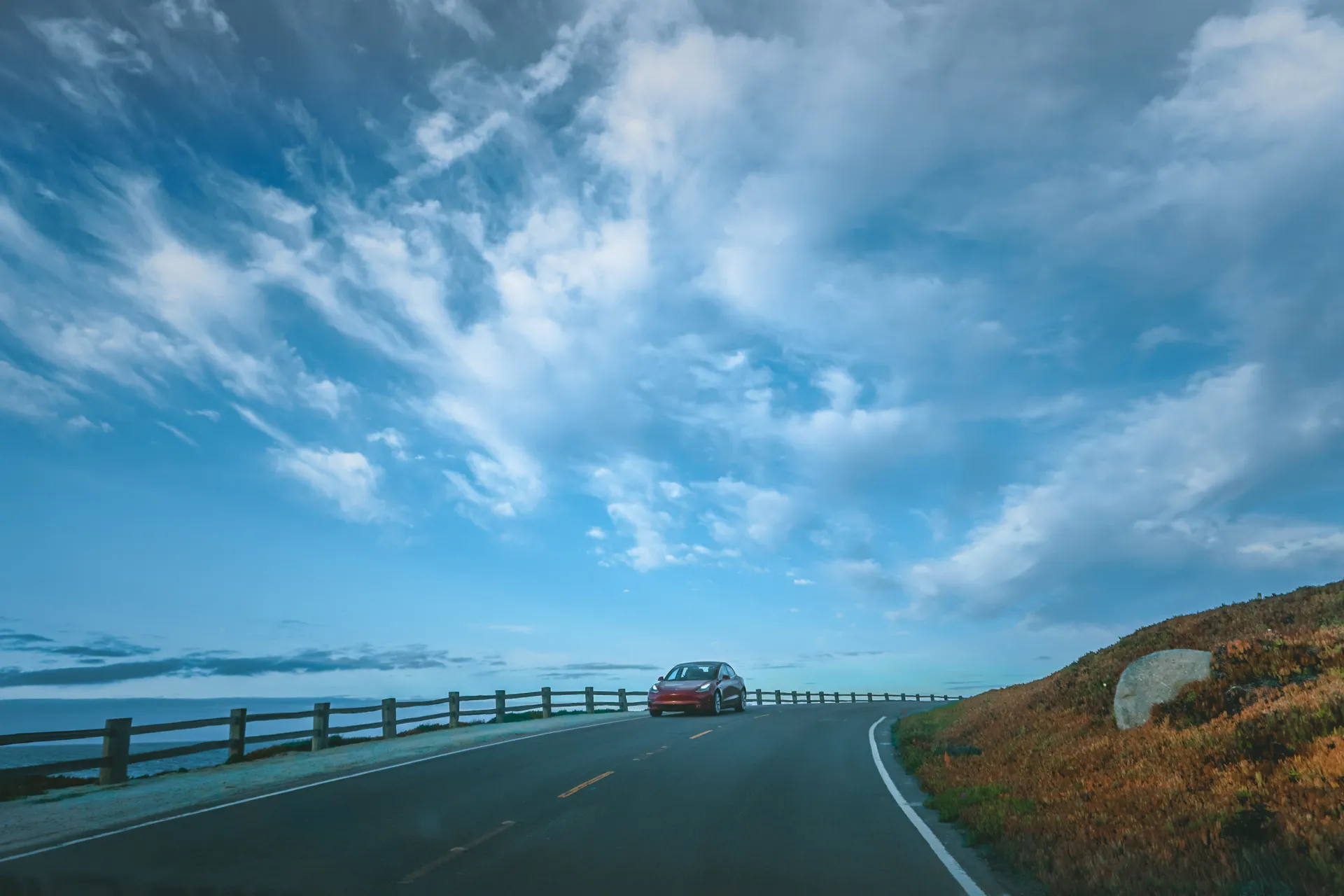 青空の下を走る車